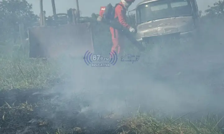 Bombeiros combatem incêndio em vegetação no bairro Vila Concórdia, em Paranatinga