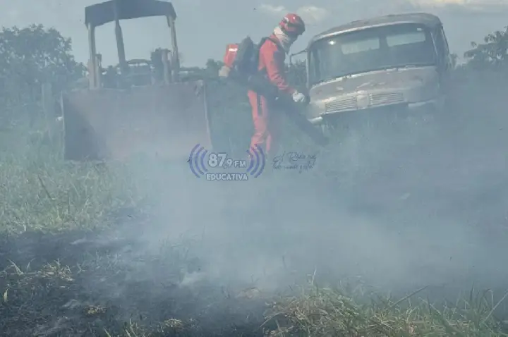 Bombeiros combatem incêndio em vegetação no bairro Vila Concórdia, em Paranatinga