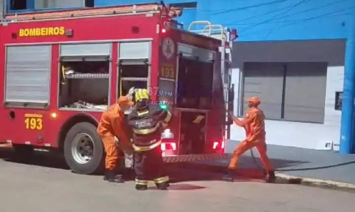 Bombeiros controlam incêndio no prédio da Secretaria de Educação de Paranatinga