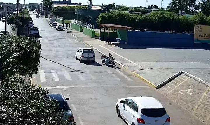 Paranatinga: Câmeras flagram motorista atropelando idoso em triciclo e fugindo sem prestar socorro