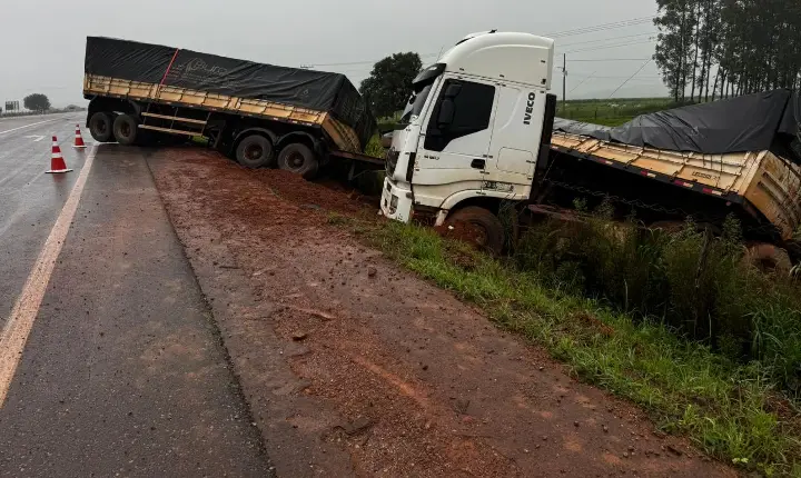 Caminhão sai da pista após passar direto em trevo do Parque de Exposições em Paranatinga