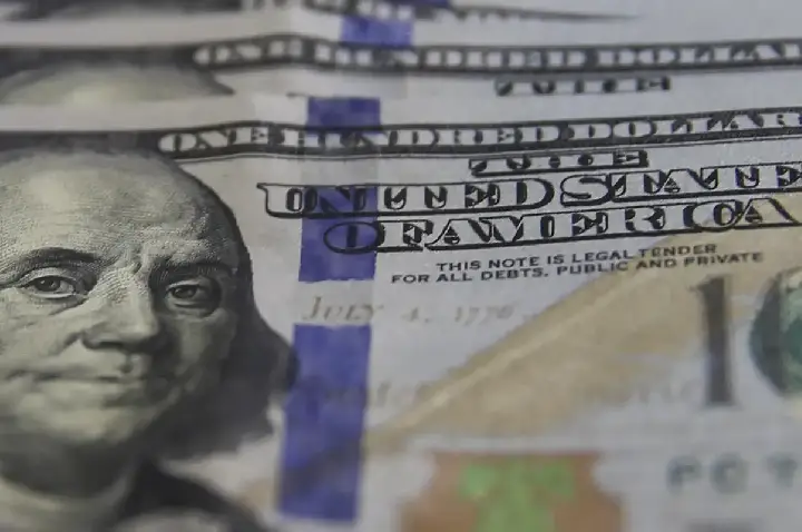 Dólar cai para R$ 5,12 e atinge menor valor em 21 meses