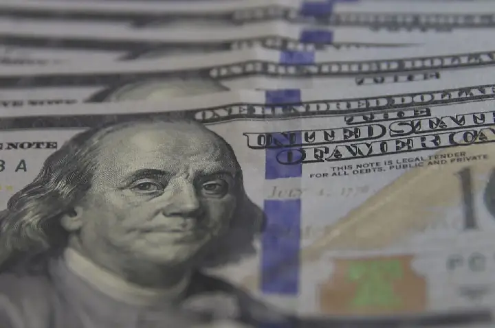 Dólar cai para R$ 5,21 em dia de correção no mercado