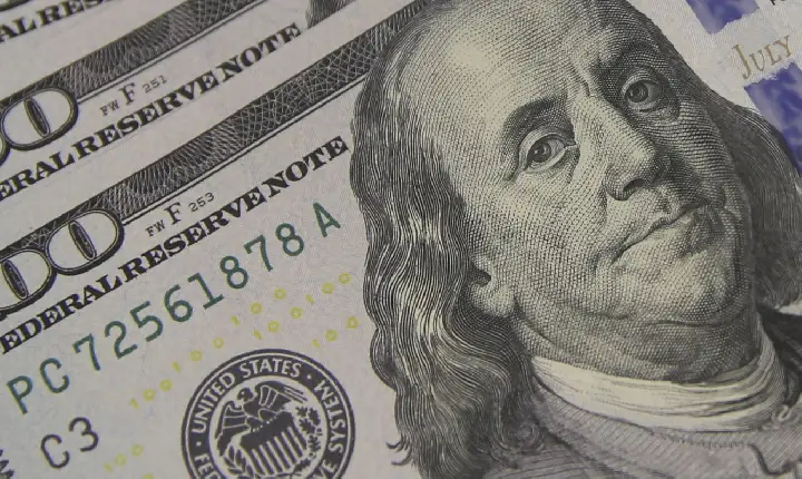 Dólar fecha em R$ 5,28 com preocupações sobre Oriente Médio