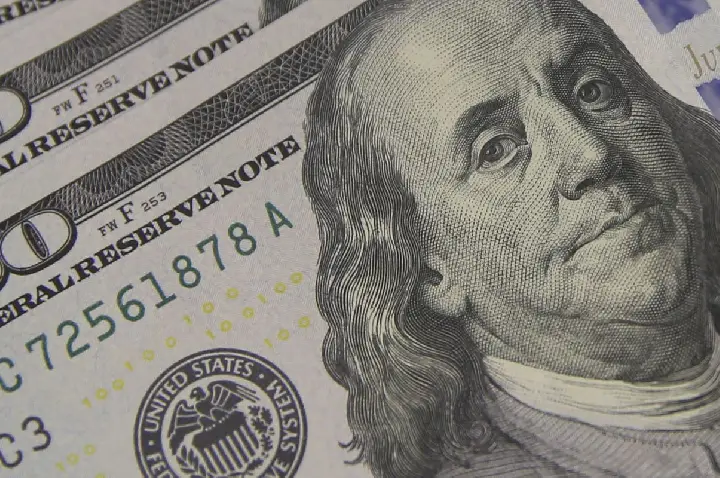 Dólar fecha em R$ 5,28 com preocupações sobre Oriente Médio