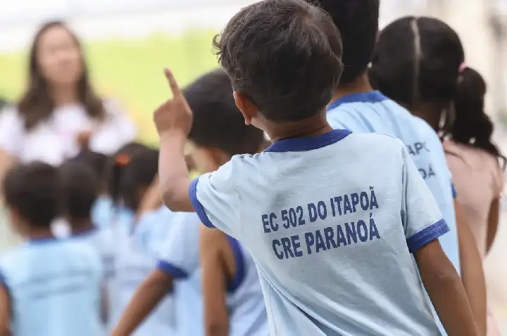 Ensino fundamental atinge 99,5% de frequência; atraso escolar cai 