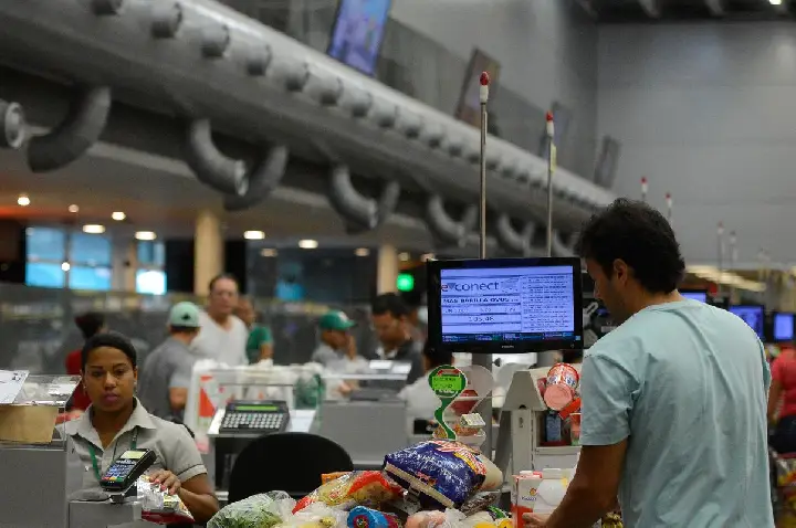 Governo adia por 90 dias regra sobre trabalho no comércio em feriados