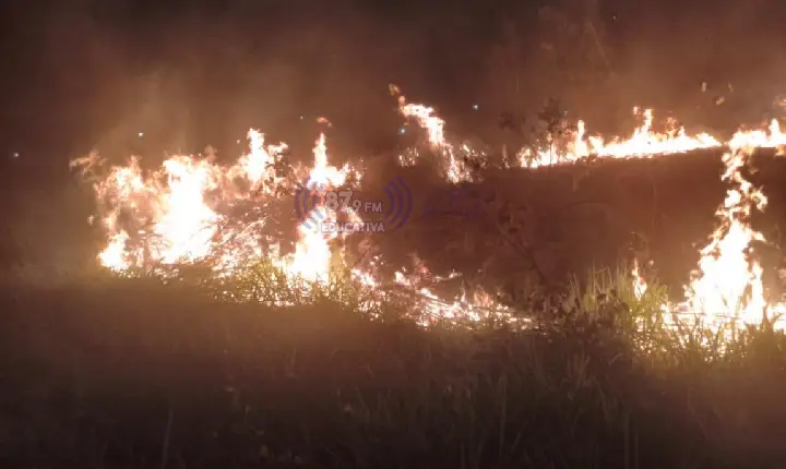 Incêndio próximo a carretas mobiliza bombeiros nos fundos do Estádio Municipal de Paranatinga