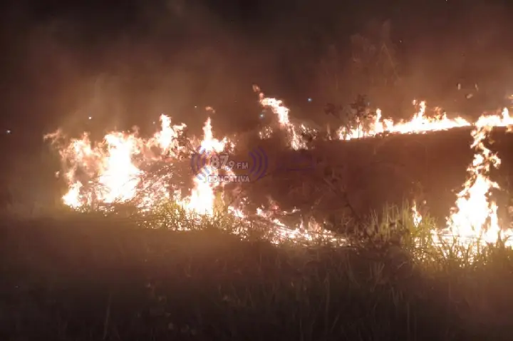 Incêndio próximo a carretas mobiliza bombeiros nos fundos do Estádio Municipal de Paranatinga