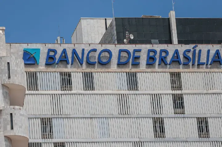 Justiça bloqueia ações do BRB ligadas a Banco Master
