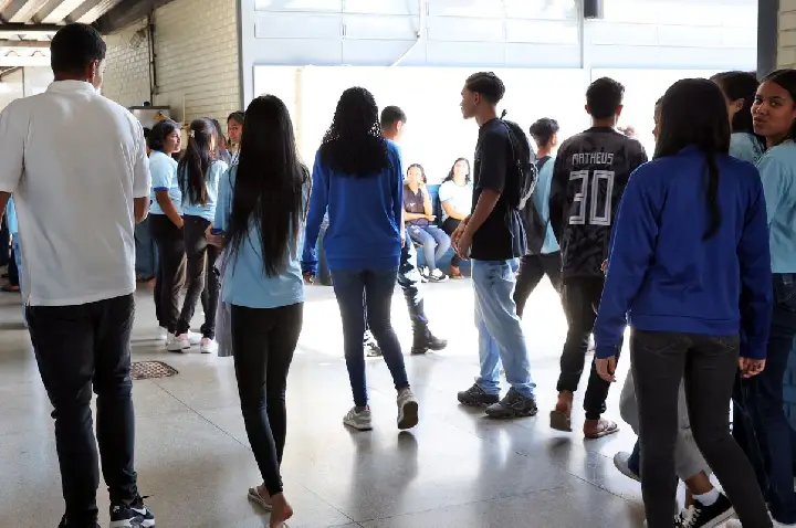 Pé-de-Meia: MEC paga incentivo para nascidos em novembro e dezembro