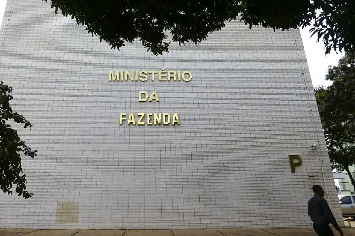 Saída de Haddad do governo depende de reunião entre Lula e Trump