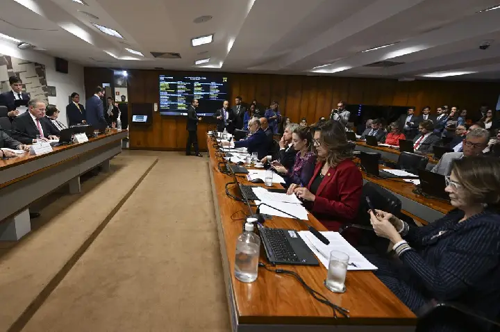 Senadores cobram CVM por suposta omissão no caso do Banco Master