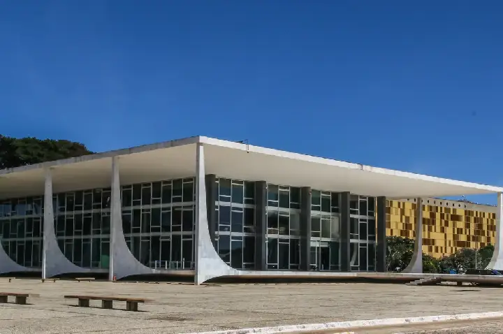 STF derruba lei que criou Programa Escola Sem Partido no Paraná