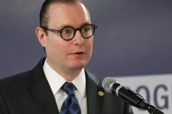 Zanin autoriza empresária a ficar em silêncio na CPMI do INSS