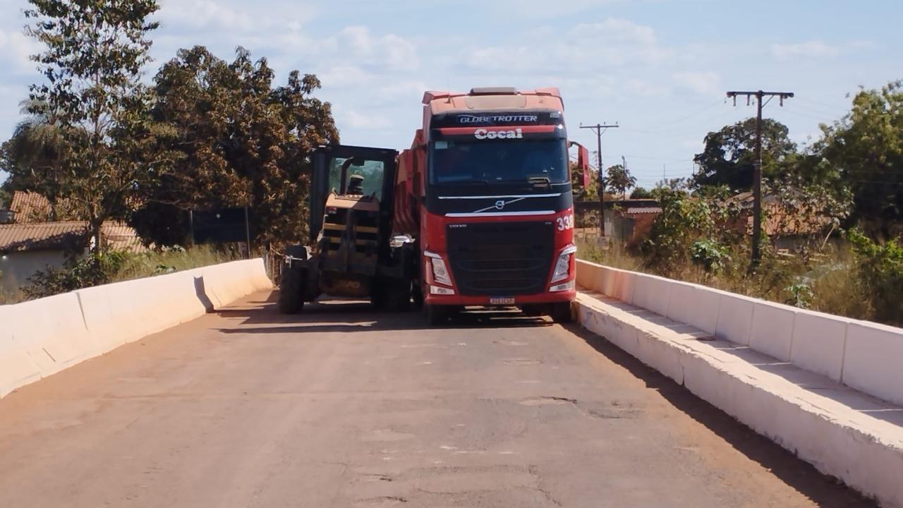 Transtorno continua; Carreta fica presa ao tentar passar em ponte onde patrola quebrou