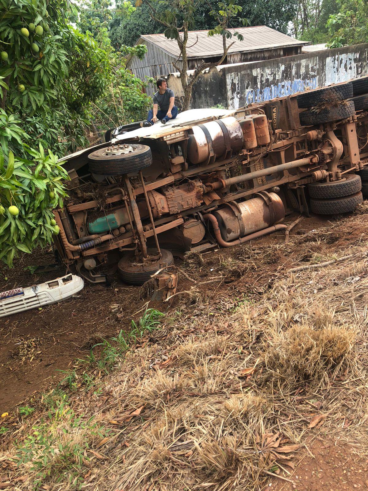 Motorista joga carreta para fora da pista e evita colisão frontal em Paranatinga