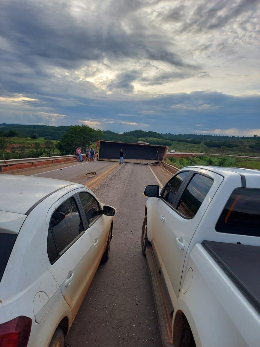 Carreta carregada de Grãos tomba na serra do Kuluene na MT-130