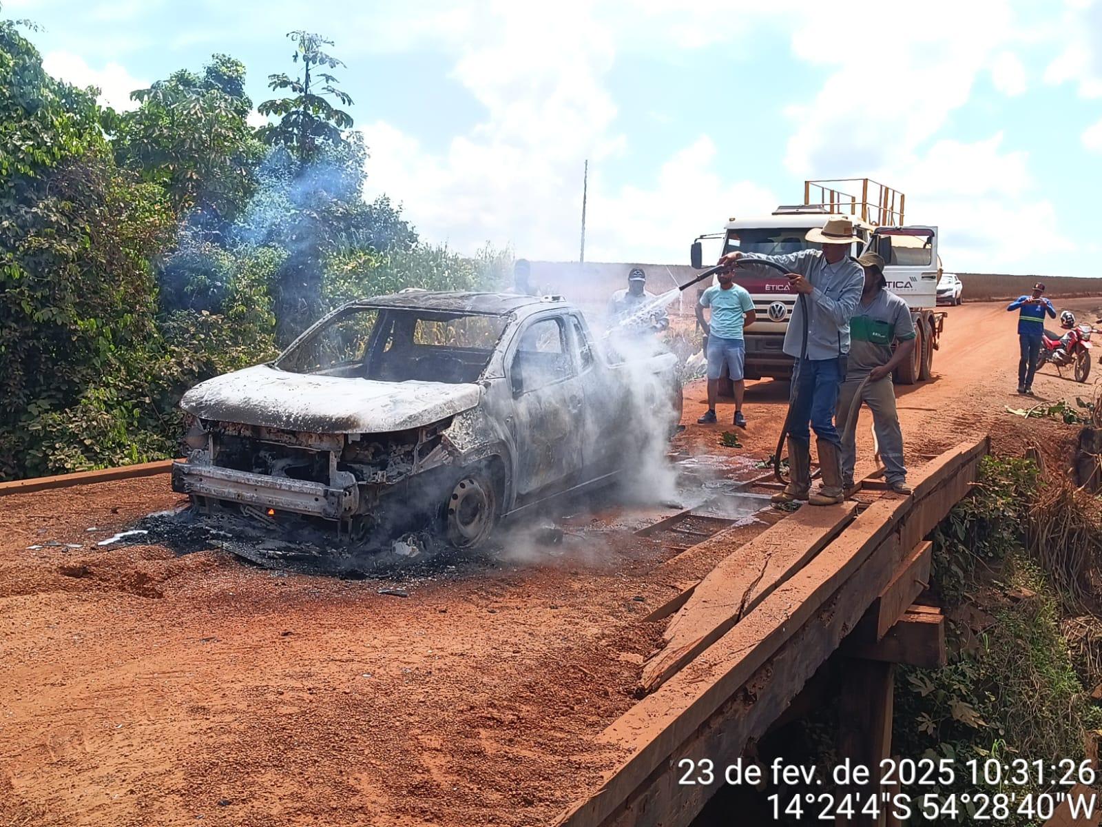 Fiat Strada carregada com defensivos agrícolas sofre pane e pega fogo em cima de Ponte em Paranatinga
