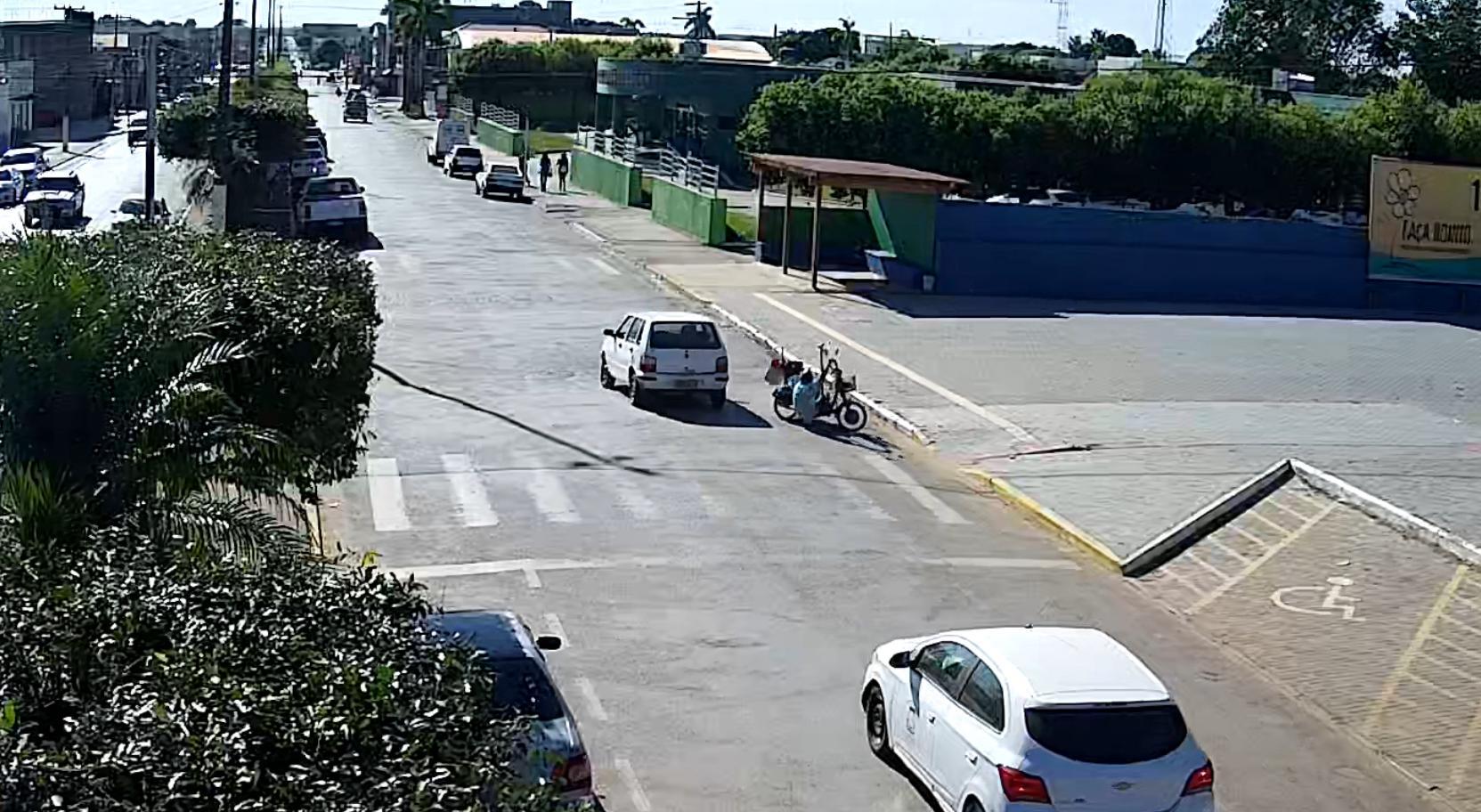 Paranatinga: Câmeras flagram motorista atropelando idoso em triciclo e fugindo sem prestar socorro