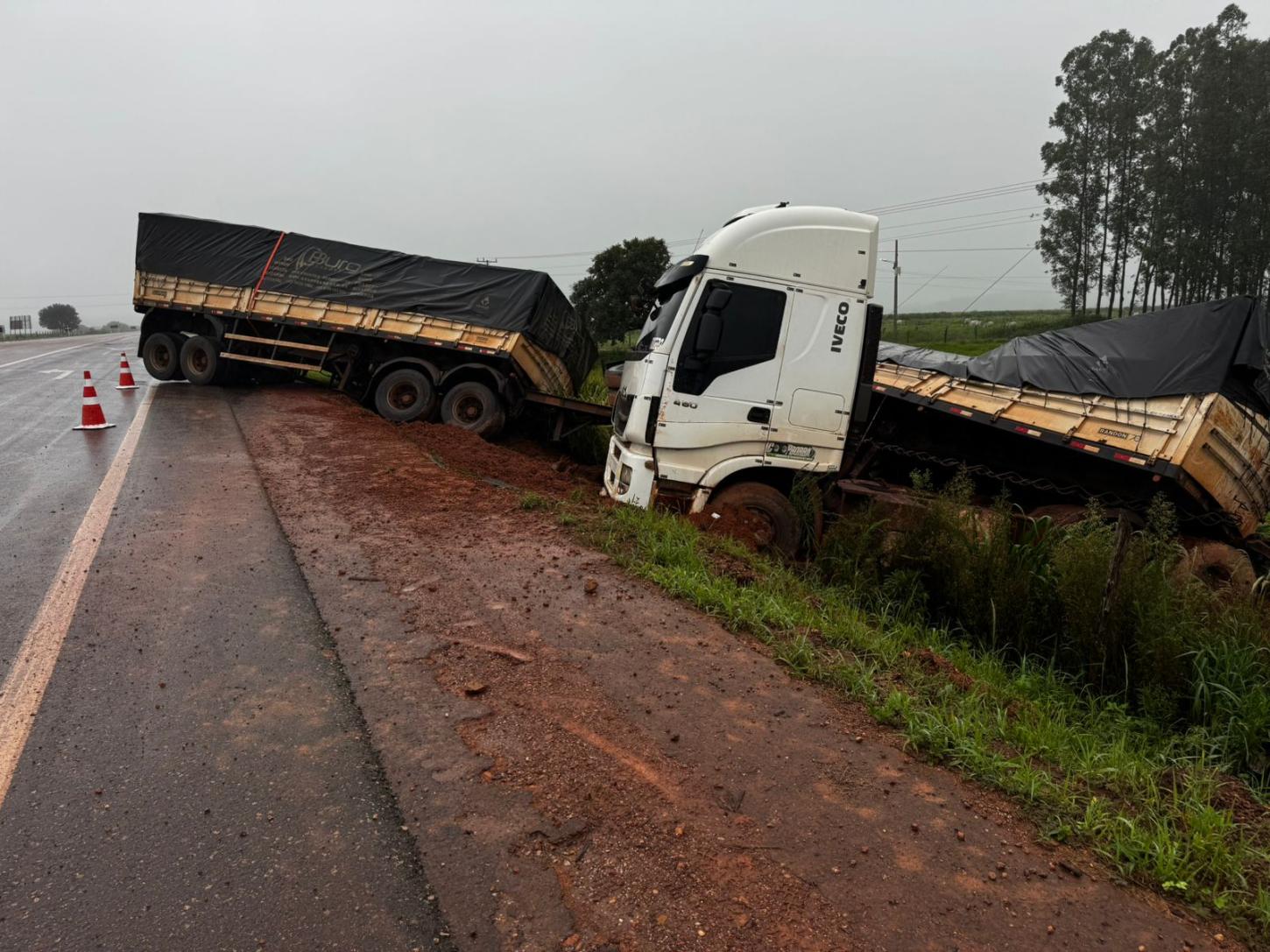 Caminhão sai da pista após passar direto em trevo do Parque de Exposições em Paranatinga