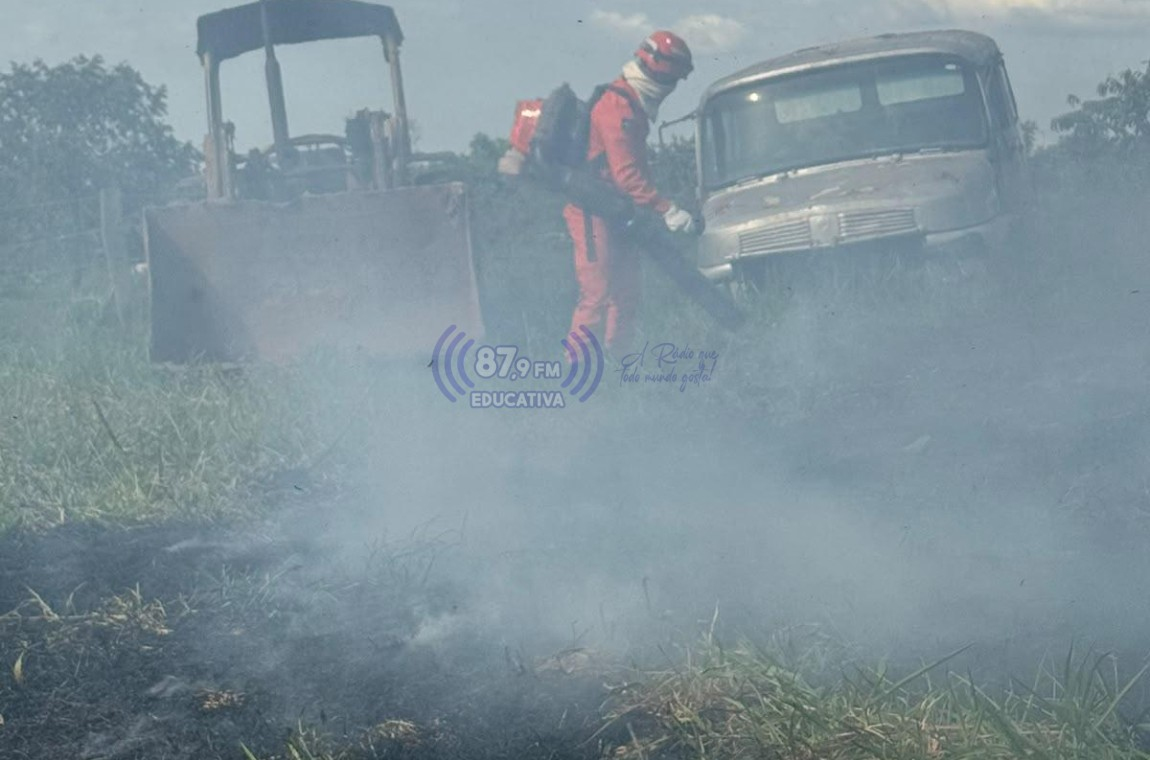 Bombeiros combatem incêndio em vegetação no bairro Vila Concórdia, em Paranatinga