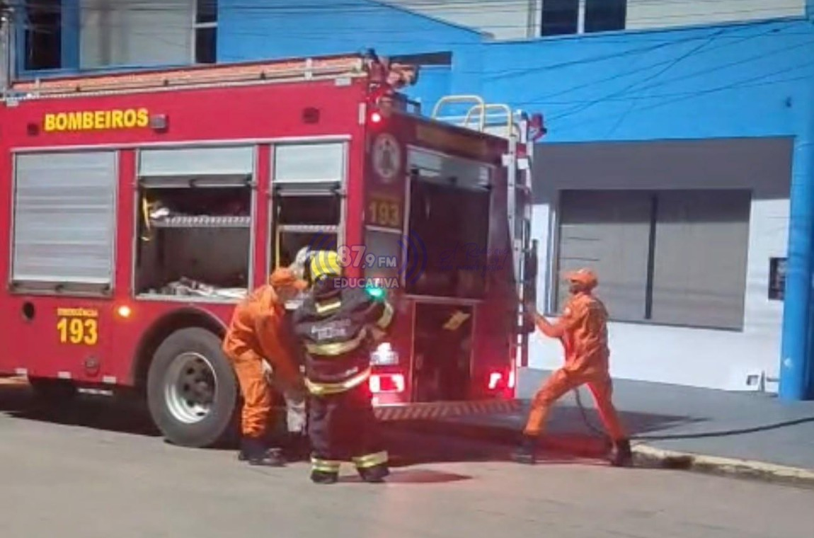 Bombeiros controlam incêndio no prédio da Secretaria de Educação de Paranatinga