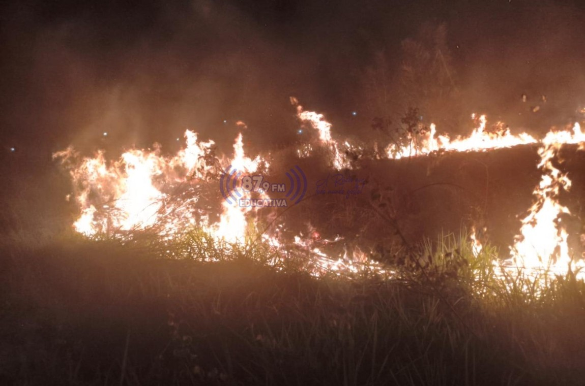 Incêndio próximo a carretas mobiliza bombeiros nos fundos do Estádio Municipal de Paranatinga